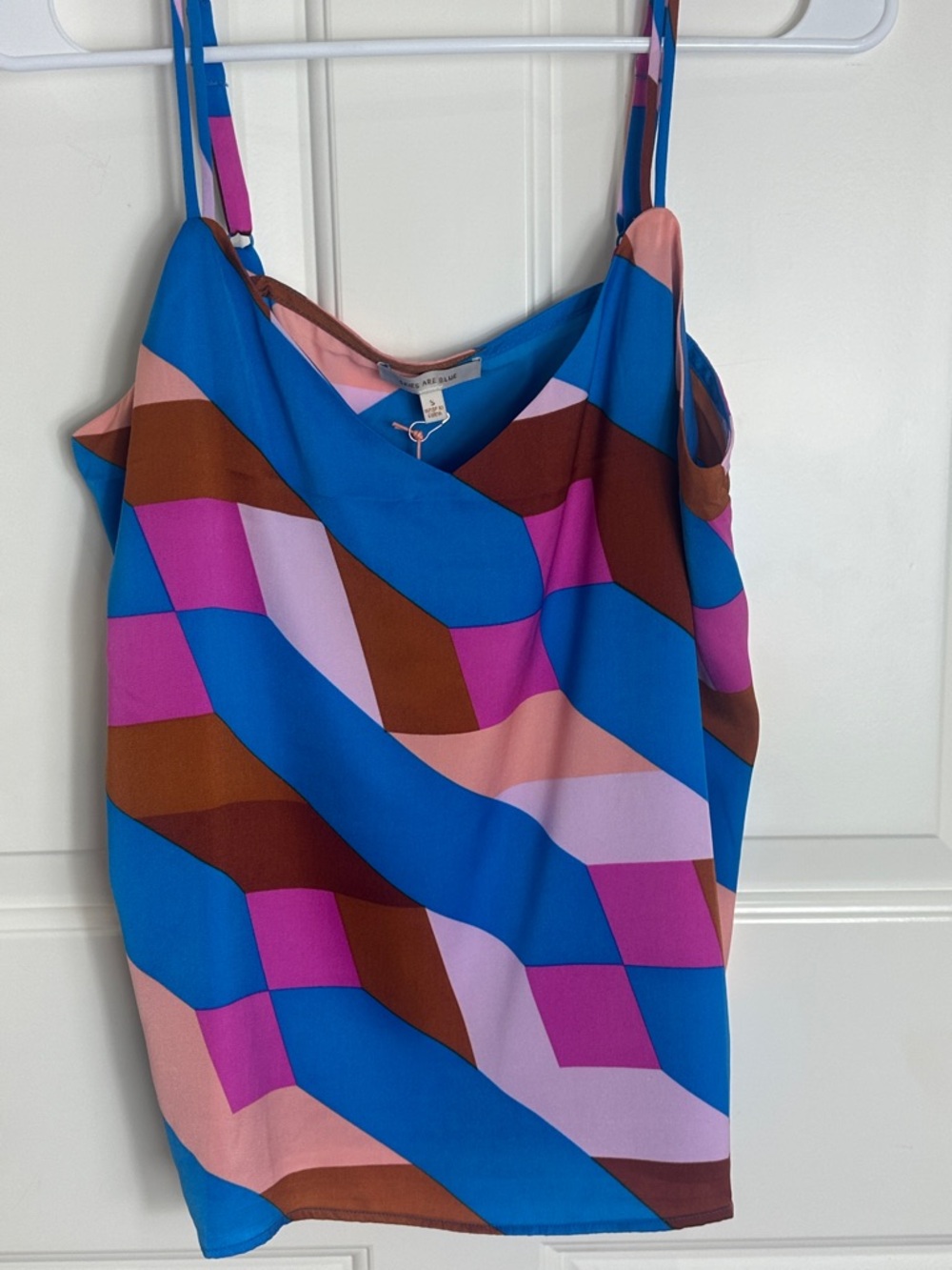 New with tags. Geometric cami. Skies are Blue.
Blue, brown, lavender, magenta.